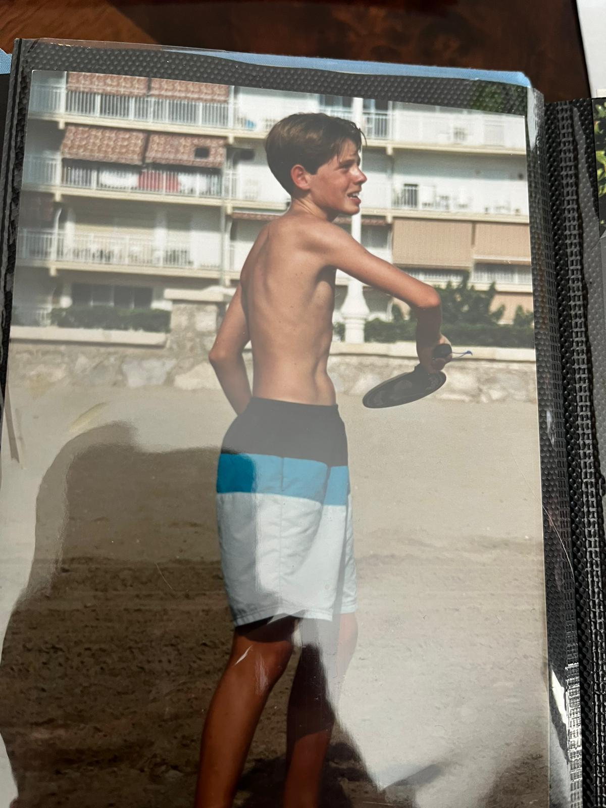 Jeugdfoto van Tiemen op het strand met een frisbee