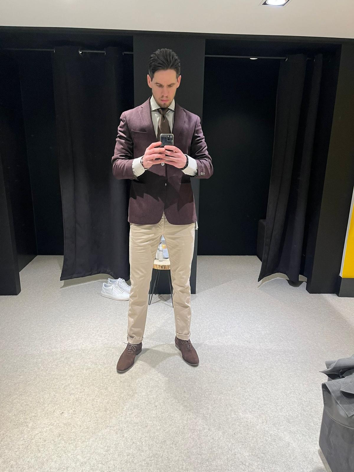 Tiemen maakt een serieuze spiegelselfie in een net pak