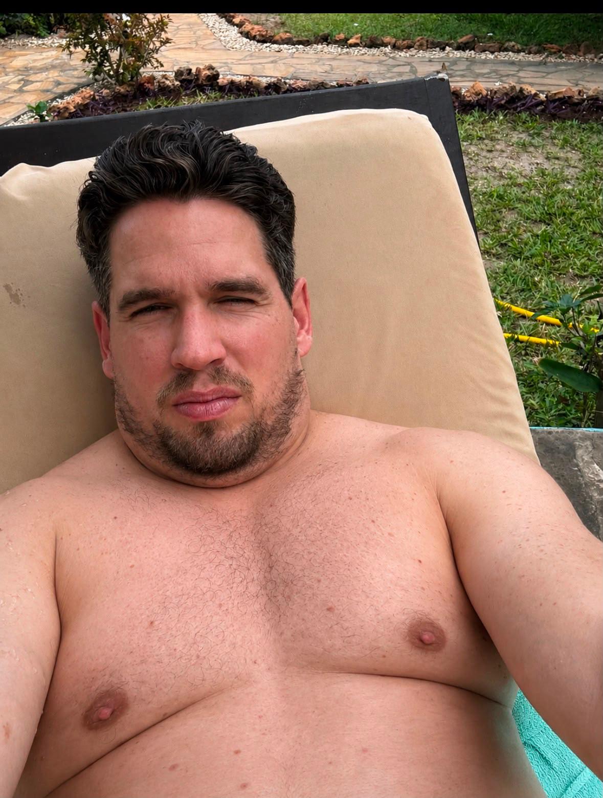 Bewust digitaal vervormde selfie van Tiemen op een ligbed
